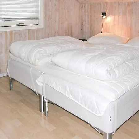 8 Person In Hotel 3*