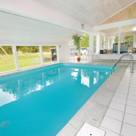 Hotel 8 Person In